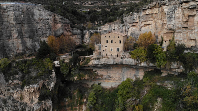 San Miquel del Fai, monsat&eacute;rio medieval en el precipicio de la monta&ntilde;a