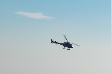 Fototapeta na wymiar Hélicoptère en passage lors d'un meeting aérien
