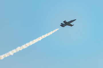 Jet en passage lors d'un meeting aérien
