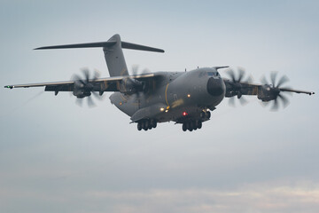 Avion de transport militaire Airbus A400M de démonstration en vol en vue de face sur un fond de...