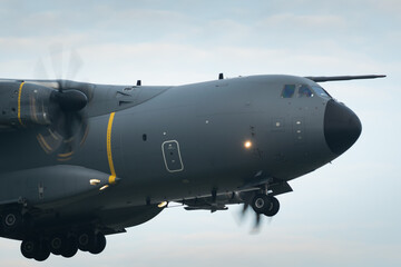 Avion de transport militaire Airbus A400M de démonstration en vol en vue de profil sur un fond de ciel nuageux au dessus de St Nazaire