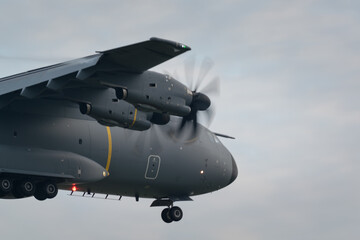 Avion de transport militaire Airbus A400M de démonstration en vol en vue de profil sur un fond de...