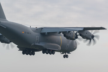 Avion de transport militaire Airbus A400M de démonstration en vol en vue de trois quart arrière...