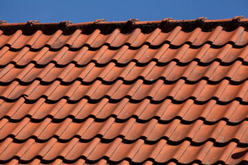 Rote Dachziegel auf einem Dach, Deutschland, Europa