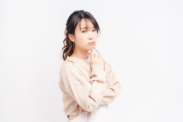 悩み事を抱える若い女性