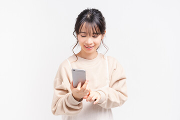 Fototapeta premium スマホを使う若い女性