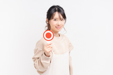 OKのプラカードを持つ若い女性