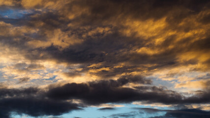 Ciel d'une teinte irréelle pendant que le soleil se couche