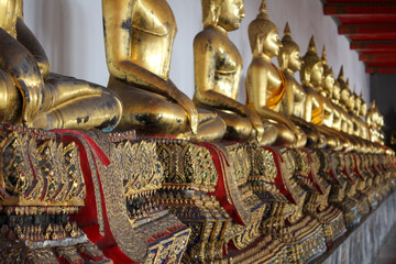 Goldener Buddha im Tempel in Bangkok 