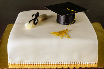 Graduation cake with hat and diploma decoration.