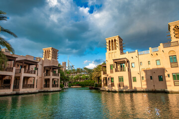 Fototapeta premium DUBAI, UAE - DECEMBER 11, 2016: View of Madinat Jumeirah old style buildings from the canals