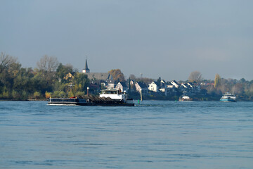 Binnenschifffahrt auf dem Rhein mit Gütermotorschiffen bei Sankt Sebastian bei Koblenz am Mittelrhein - Stockfoto