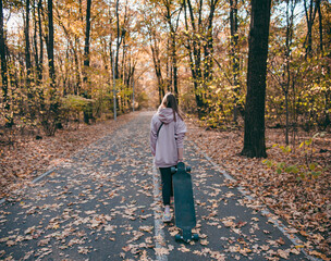Obraz premium girl with a skate in the Park