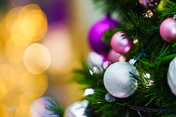 クリスマスツリーを彩る飾り付けとイルミネーション
