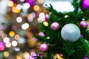 Fototapeta na wymiar クリスマスツリーを彩る飾り付けとイルミネーション 