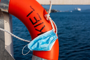 Kiel, Schleswig-Holstein. Problematischer Umgang mit der Entsorgung gebrauchter Corona-Gesichtsmasken in der Zeit der Pandemie