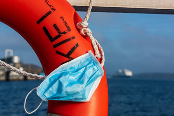 Kiel, Schleswig-Holstein. Problematischer Umgang mit der Entsorgung gebrauchter Corona-Gesichtsmasken in der Zeit der Pandemie