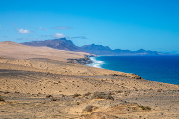 Blick in südlicher Richtung auf die Westküste der Kanareninsel Fuerteventura