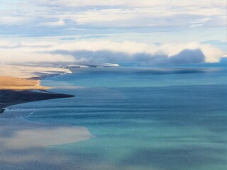 Schöne Küstenlandschaft mit blauem Meer - Spitzbergen
