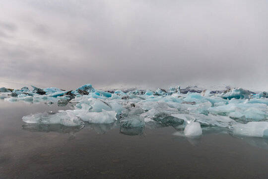 Glacier melting into J&radic;&part;kuls&radic;&deg;rl&radic;&ge;n, Iceland's famed glacial lake
