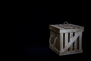Caisse de bois sur un fond noir
