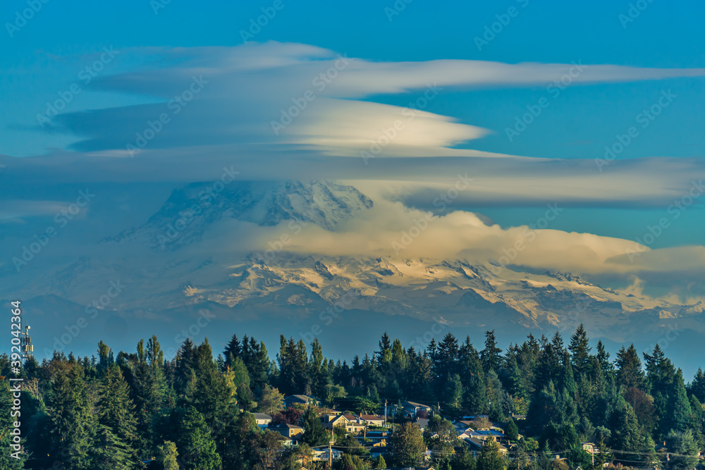 Wall mural saucer clouds over rainier 7