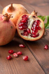 Melagrane maturi su tavolo in legno 