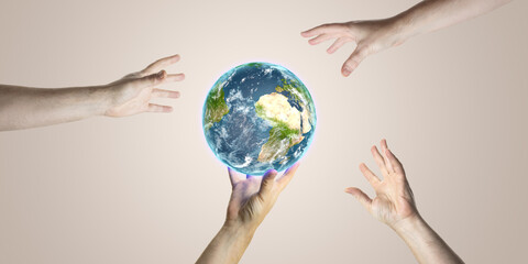 Planète Terre avec mains autour - Différentes personnes, ou entreprises ou états se battent pour les ressources de la planète