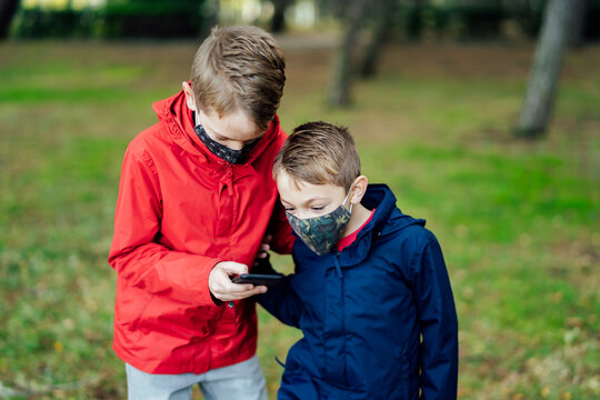 children playing with their smartphone