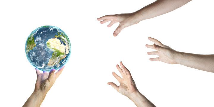 Plan&egrave;te Terre avec mains autour - Diff&eacute;rentes personnes, ou entreprises ou &eacute;tats se battent pour les ressources de la plan&egrave;te