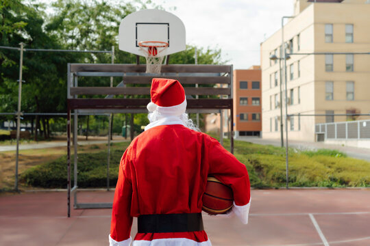 santa claus ready to play a basketball game