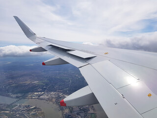 Widok z lecącego samolotu na skrzydło - obrazy, fototapety, plakaty