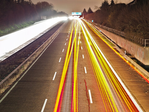 Autobahn: Lichtstreifen fahrender Autos Verbrenner Zukunft