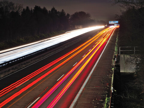 Autobahn: Lichtstreifen fahrender Autos Verbrenner Zukunft