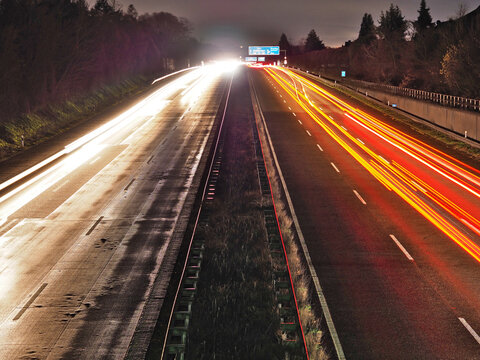 Autobahn: Lichtstreifen fahrender Autos Verbrenner Zukunft