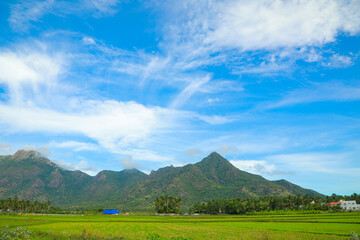 Obraz premium Mountain landscape, lake and mountain range and blue sky