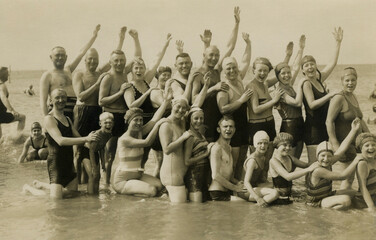 FOTO ANTICA CON GRUPPO DI GIOVANI IN COSTUME