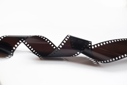 Una tira de negativos de pel&iacute;cula de 35mm antigua aislada sobre un fondo blanco