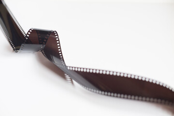 Una tira de negativos de película de 35mm antigua aislada sobre un fondo blanco