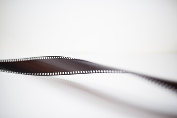 Una tira de negativos de pel&iacute;cula de 35mm antigua aislada sobre un fondo blanco
