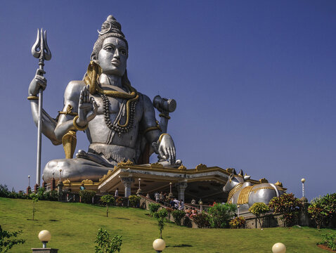 Murdeshwar is a city in India on the coast of the Arabian Sea, famous for its two main attractions: the statue of Shiva and the tower of the gopuram.