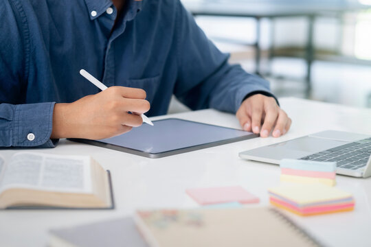 Using stylus and digital tablet for online learning and communic