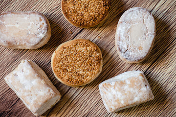 Polvorones y mantecados, pasteles tradicionales de Andalucía, España, sobre fondo de madera, visto desde arriba