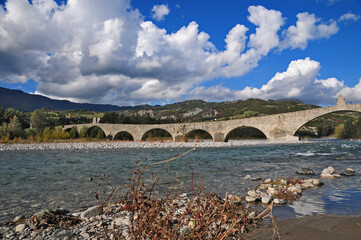 Bobbio, il ponte Gobbo sul fiume Trebbia - Piacenza	