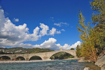 Fototapeta na wymiar Bobbio, il ponte Gobbo sul fiume Trebbia - Piacenza 