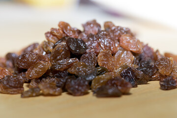 handful of raisins, raisins on a cutting board