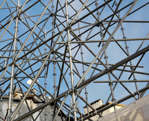 Una struttura di impalcature in un cantiere di ricostruzione edilizia di un edificio diroccato. 