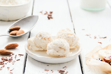 Vegan Veganes Vanilleeis Mandeleis Eisbecher Speiseeis Kugel Eis