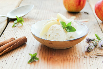 Apfel Zimt Wintereis Kugeleis Speiseeis Bratapfel Eis Eisbecher Portion Schale