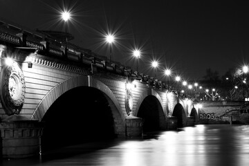 Pont de Bercy vu des bords de Seine.